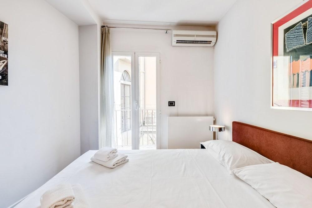 Piazza Santa Croce Design Apartment with Balcony 1