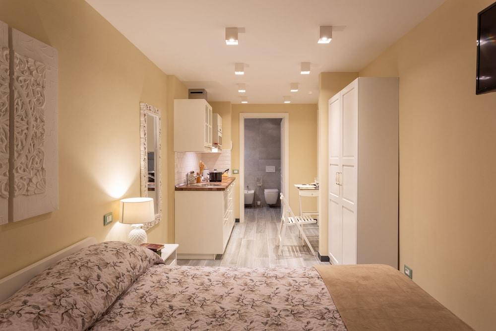 Carla's Rooms with Private Bathroom & Kitchen 1