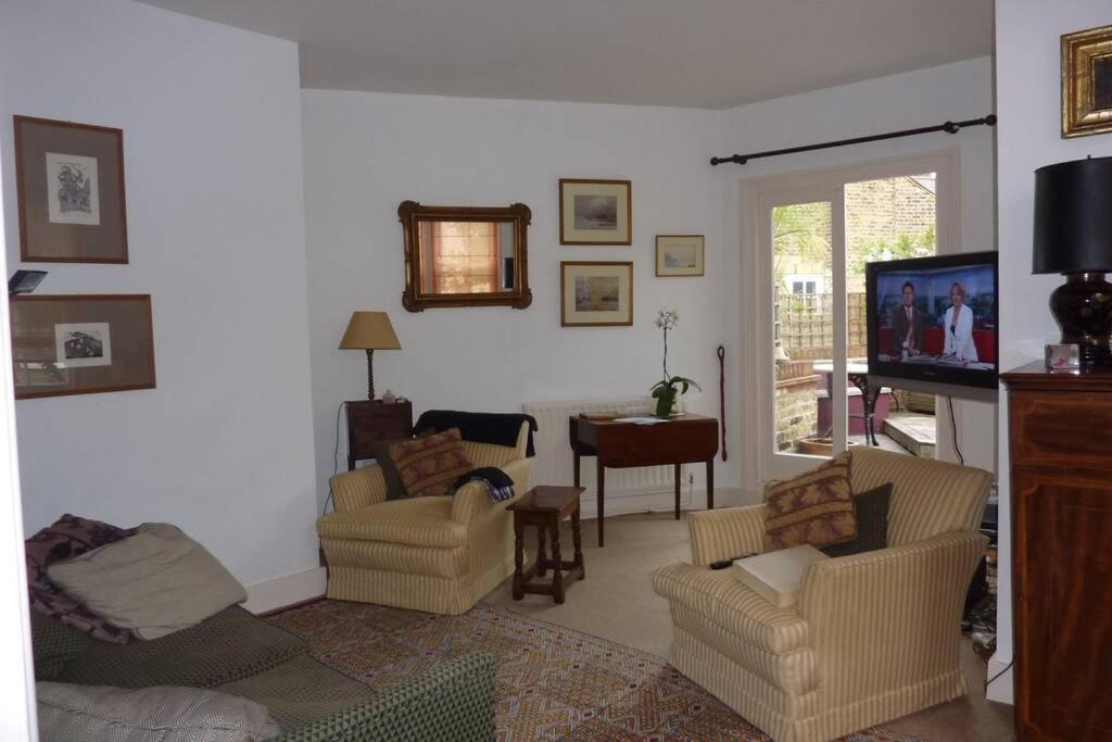 Light And Bright Apartment: 2 Double Bedrooms with Ensuite Facilities