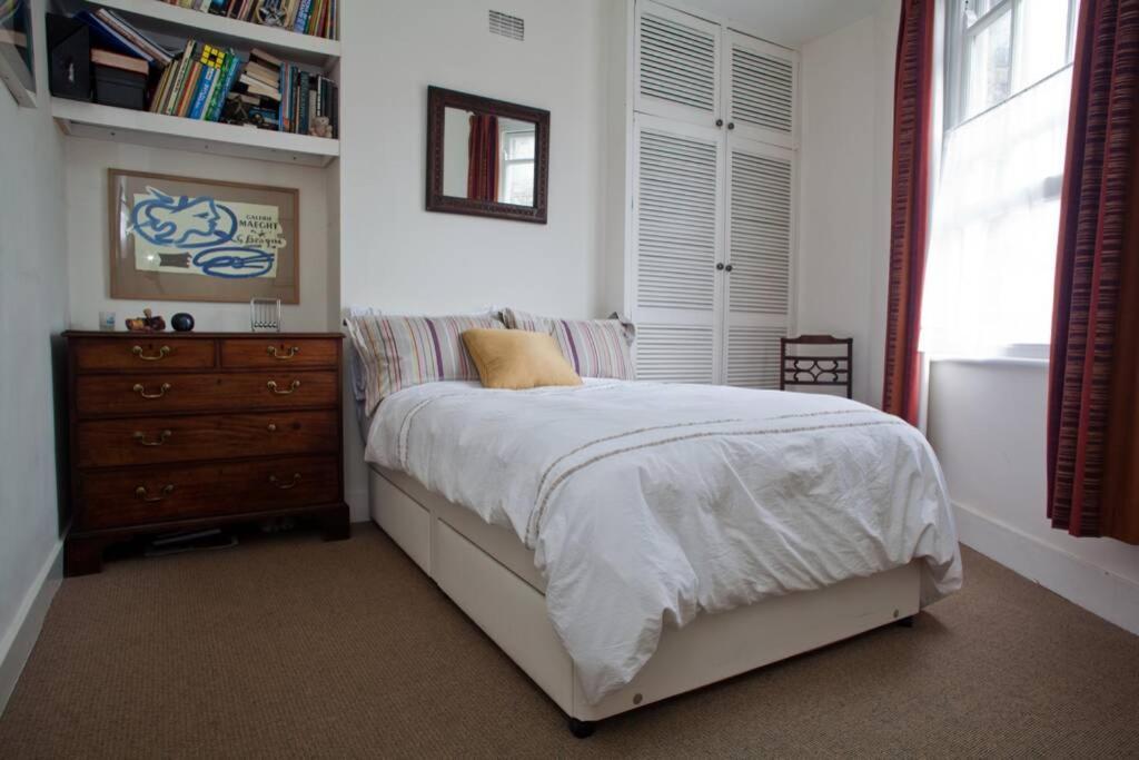 Light And Bright Apartment: 2 Double Bedrooms with Ensuite Facilities 2