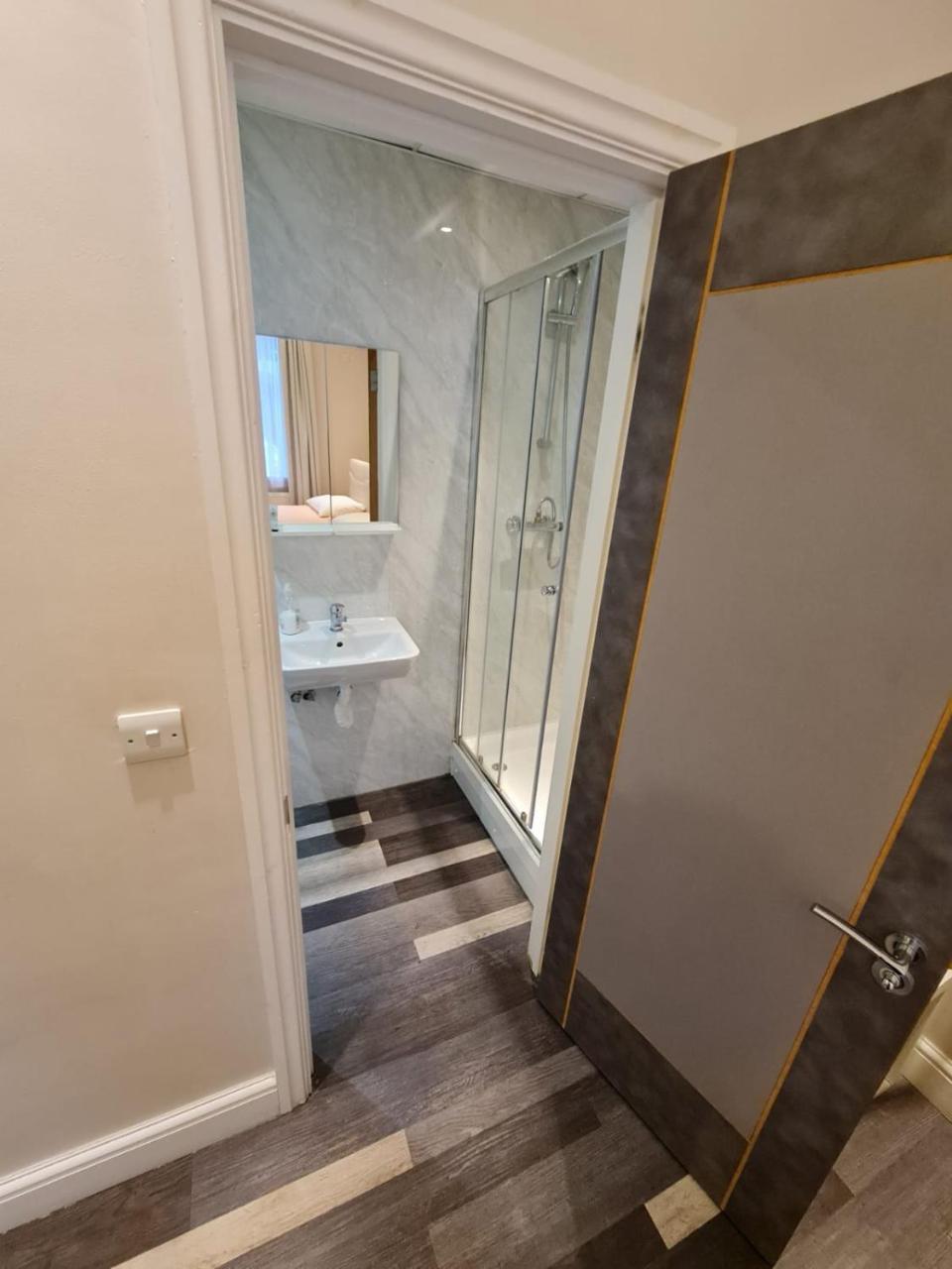 Comfortable & Peaceful Double Studio // All Furnished // at the Heart of London 2