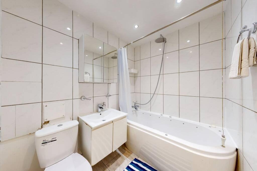 Super 2 Bed House Wprivateparking&Privategarden 2