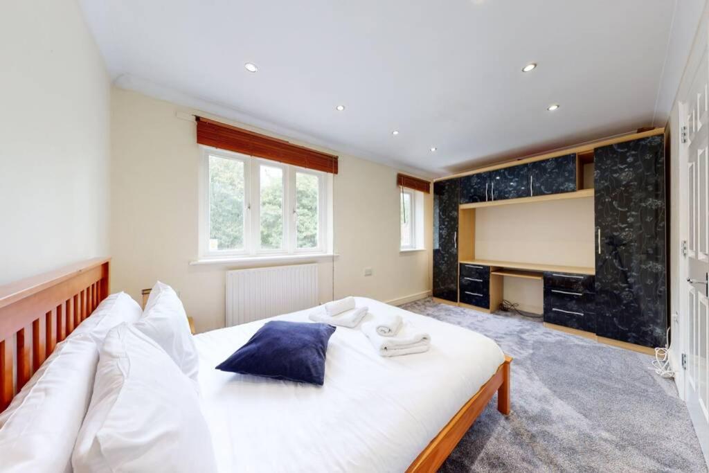 Super 2 Bed House Wprivateparking&Privategarden 1