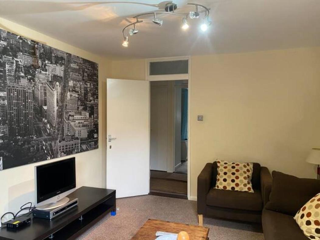 2 Bedroom Apartment with Patio - Ideal Location London Zone 1 1
