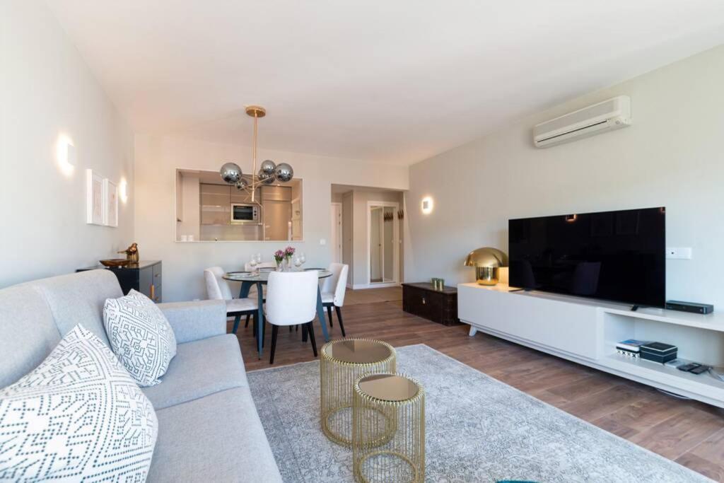 Av. Da Liberdade Comfortable Apt with Balcony