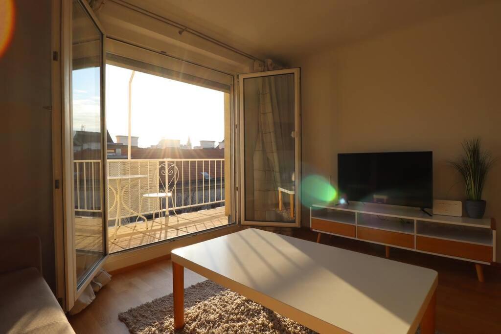 Brilliant View: Balcony Home, Modern, Stylish And Newly Renovated
