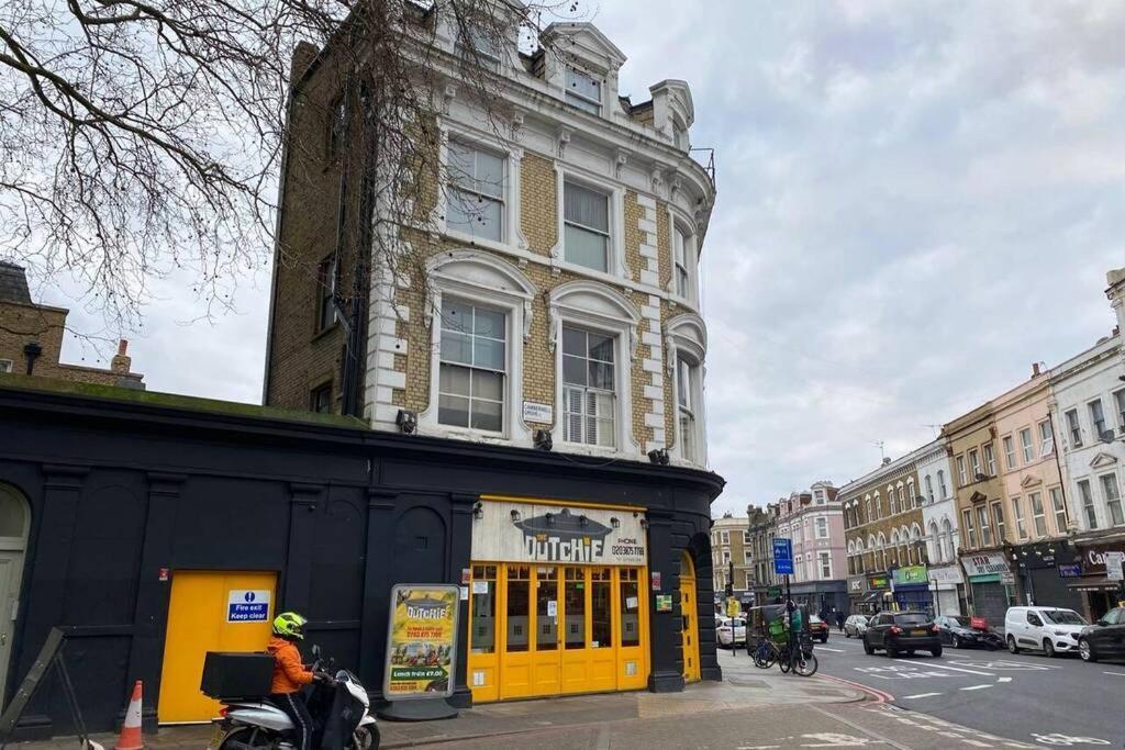Two Bedroom Garden Flat in Zone 2 London 1