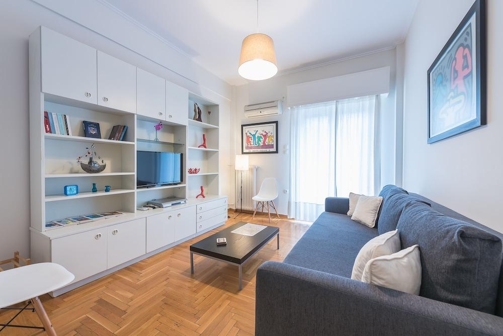 Relaxing Koukaki Apartment by Cloudkeys