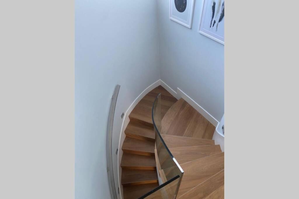 Perfectly Located 2 Bed Apt on the Kings Road 2