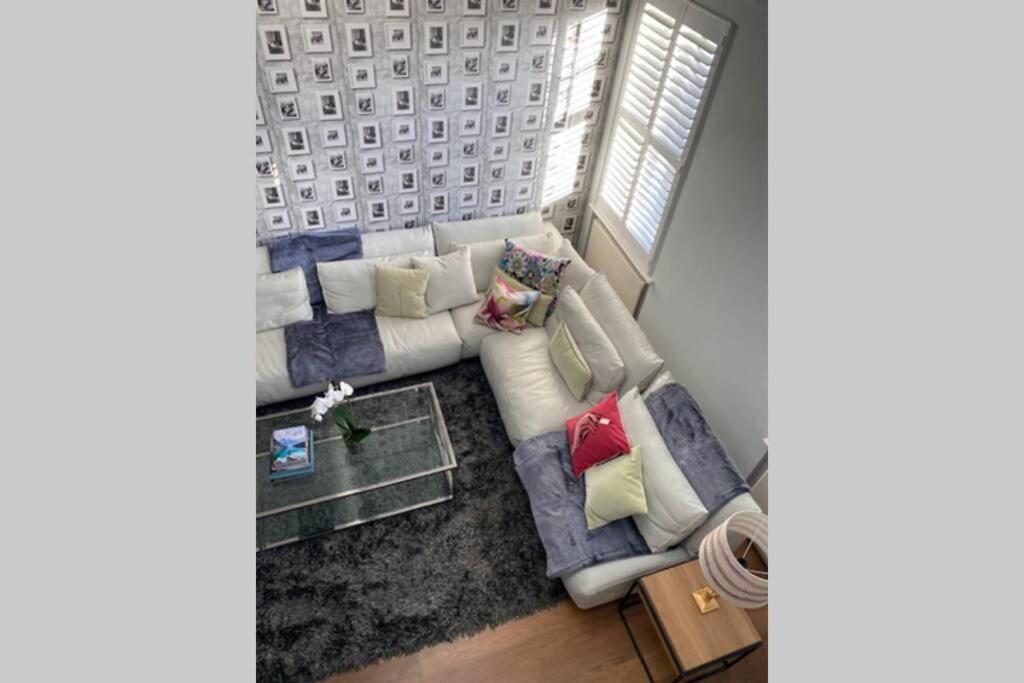Perfectly Located 2 Bed Apt on the Kings Road 1