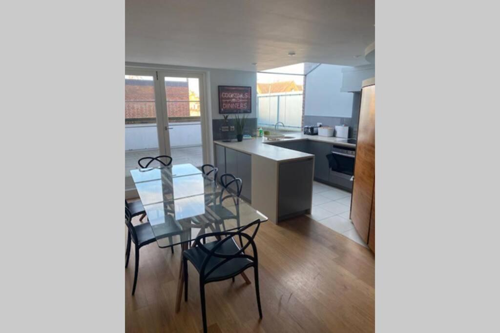 Perfectly Located 2 Bed Apt on the Kings Road