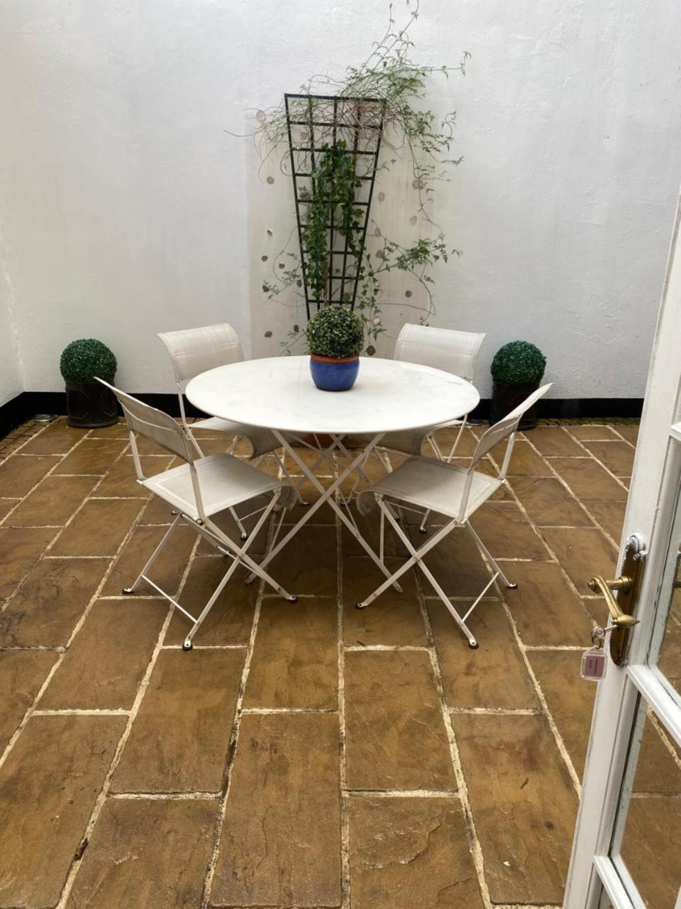 Spacious Flat Central Location with Outdoor Patio 1