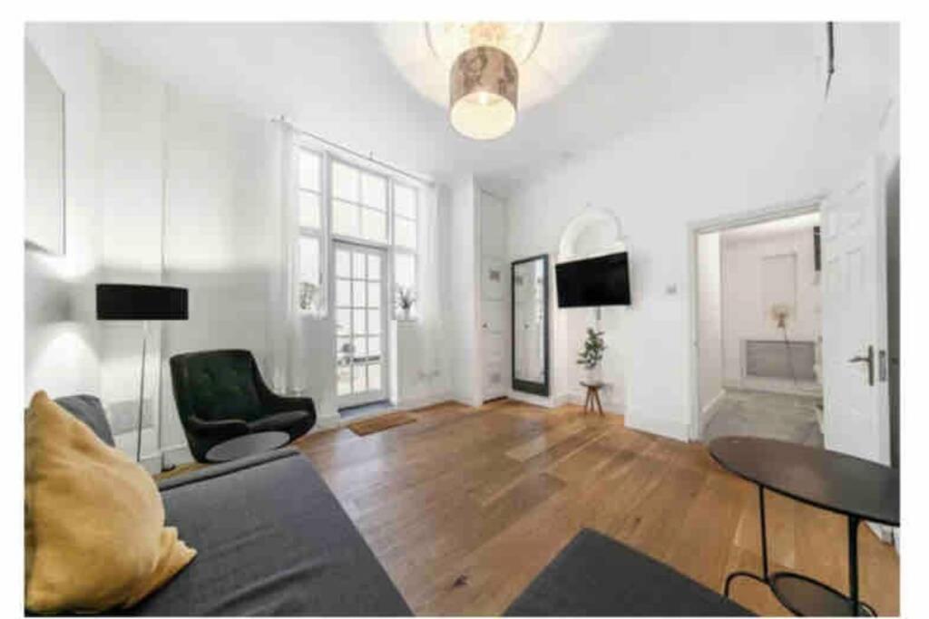 Spacious Flat Central Location with Outdoor Patio