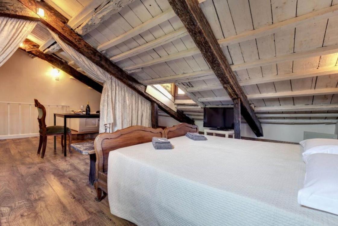 Venice Traditional Home with Terrace 2