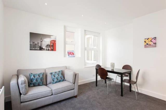 Kennington Apartment 1/Apartment 2