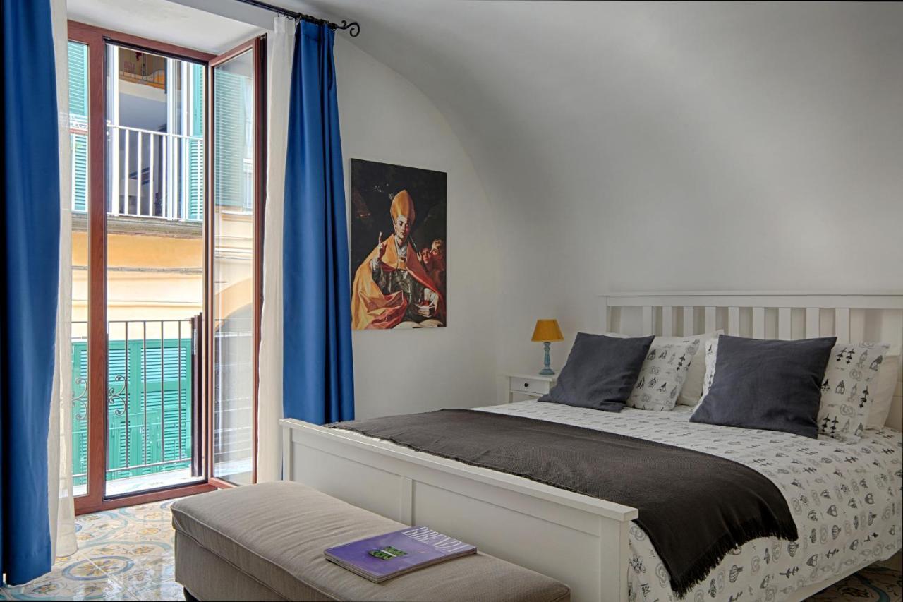 Lovely Apartment Near Via Dei Mille - Chiaia Area
