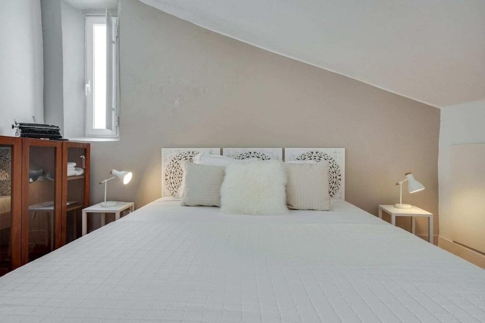 1 Bedroom Top Floor Apartment W Terrace & River View 2