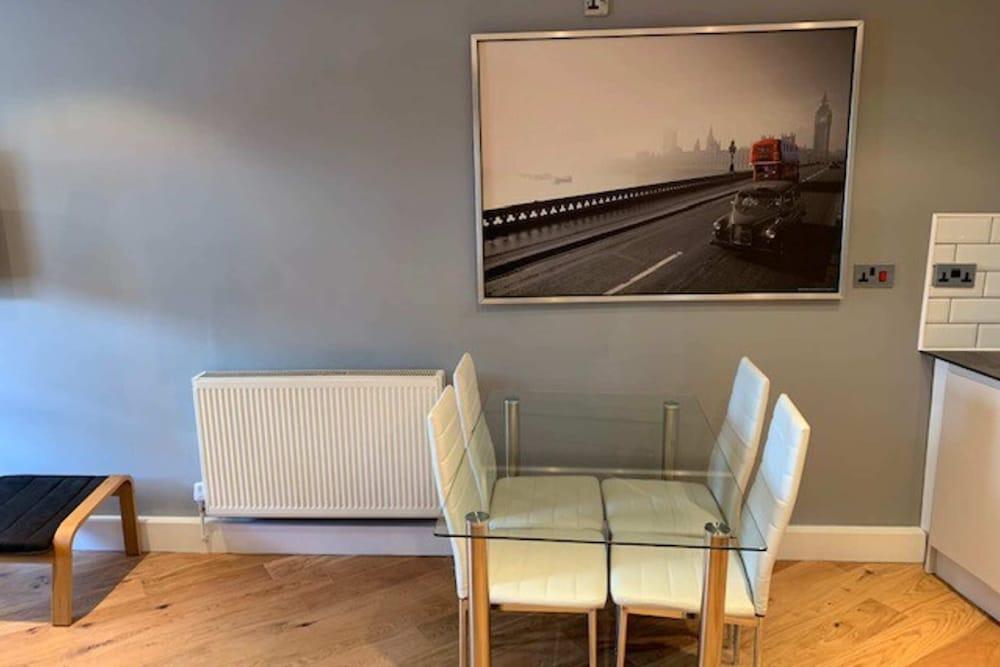 Sleek, Spacious Flat with Great Transport Links 2