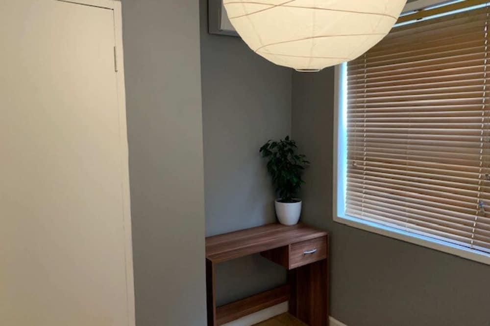 Sleek, Spacious Flat with Great Transport Links