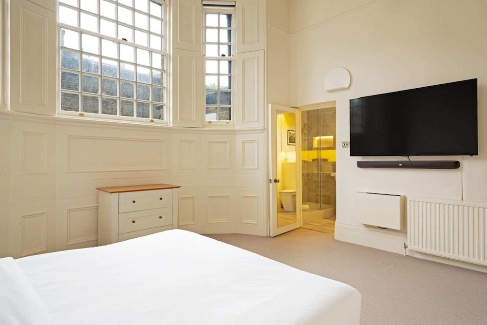 Bright 2 Bedroom Apartment in South Kensington 1