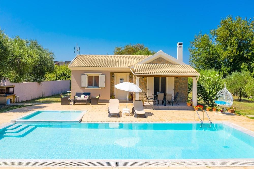 Villa Popi: Large Private Pool, Walk To Beach, A/C, Wifi                                             - 2820