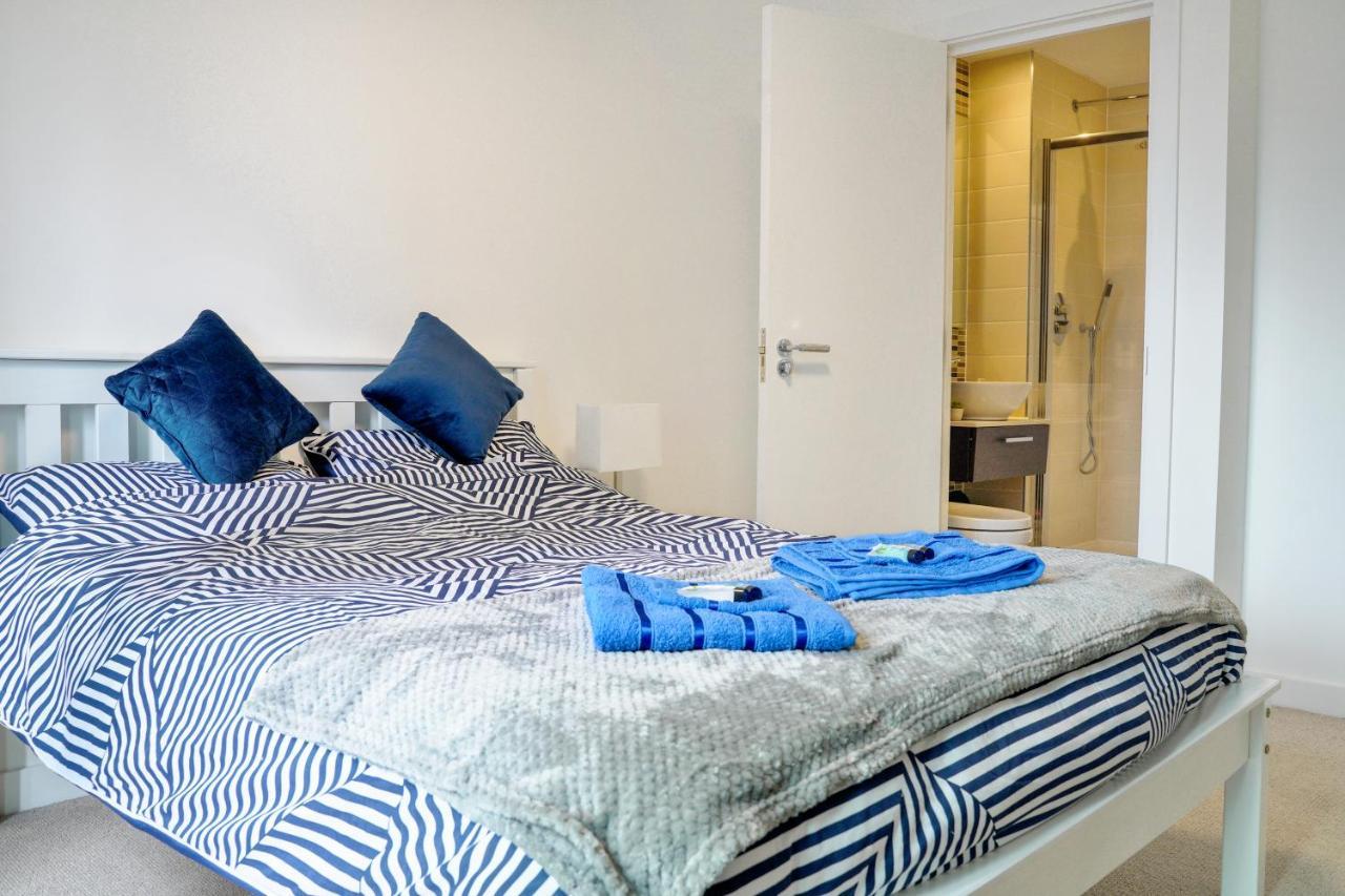 Luxurious 2 Bed Apartment Azure Building 2