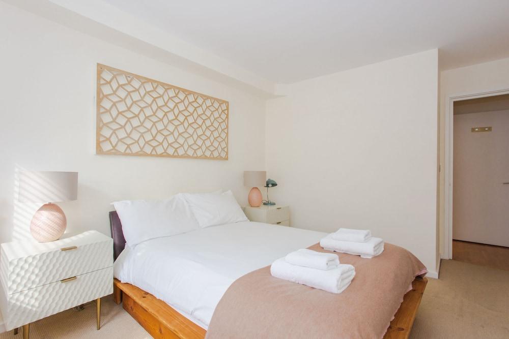 1 Bed with Balcony by Broadway Market & Columbia Road 2