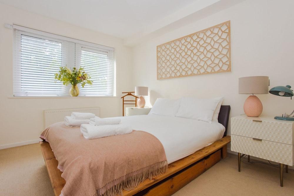 1 Bed with Balcony by Broadway Market & Columbia Road 1