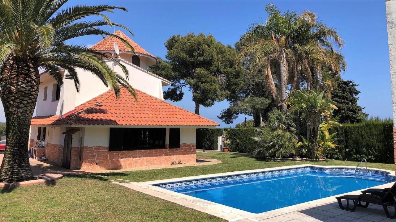 Villa Singular En Salou. Piscina Y Jardin Privados