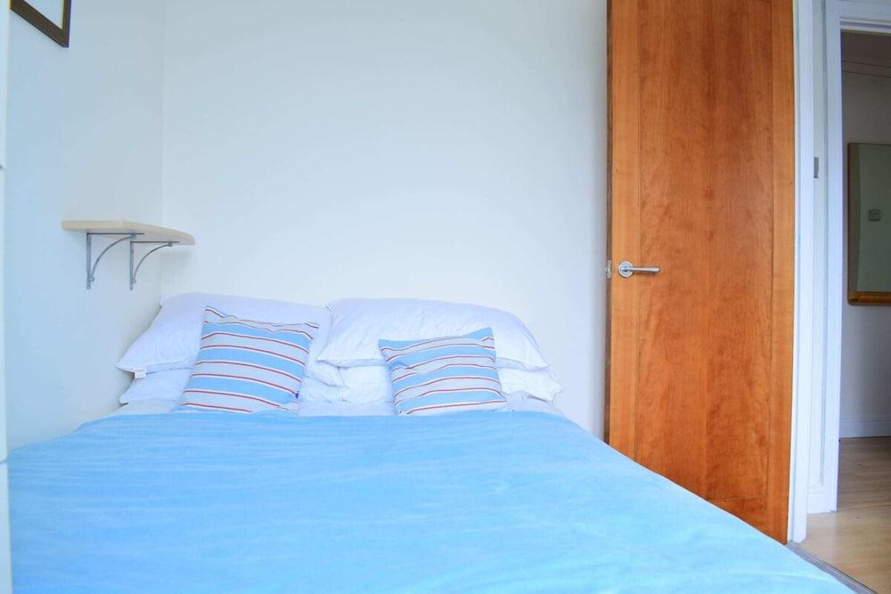Bright 4 Bed Flat in Stepney Green 1