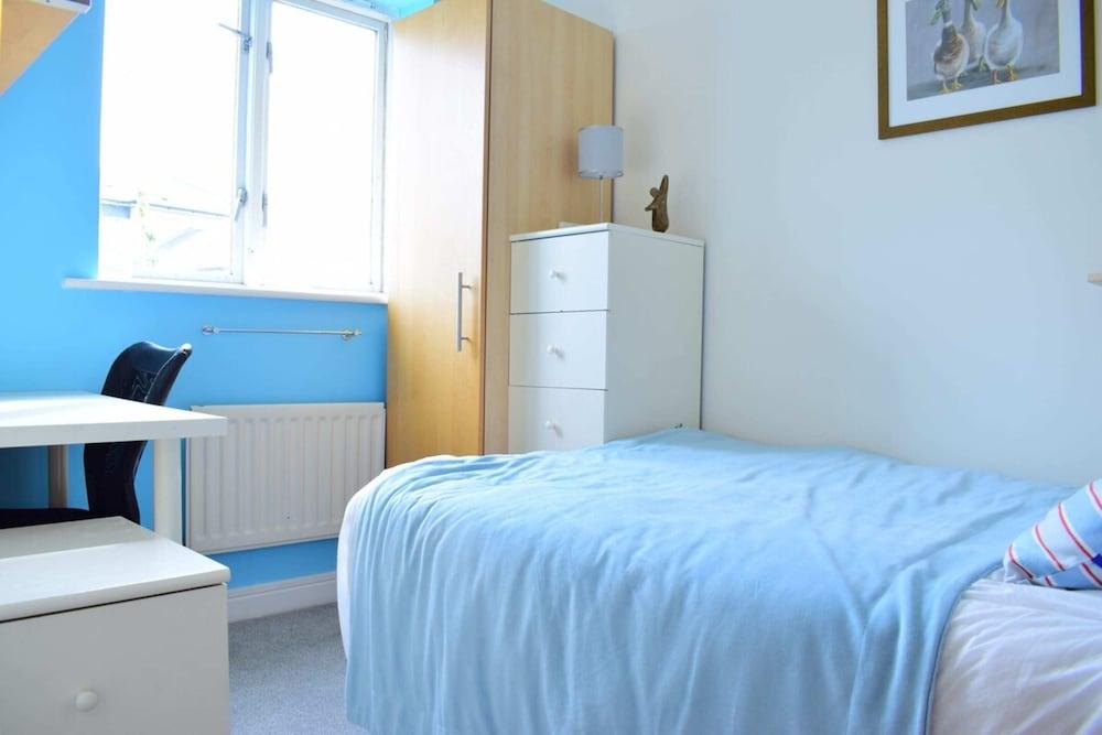 Bright 4 Bed Flat in Stepney Green 2