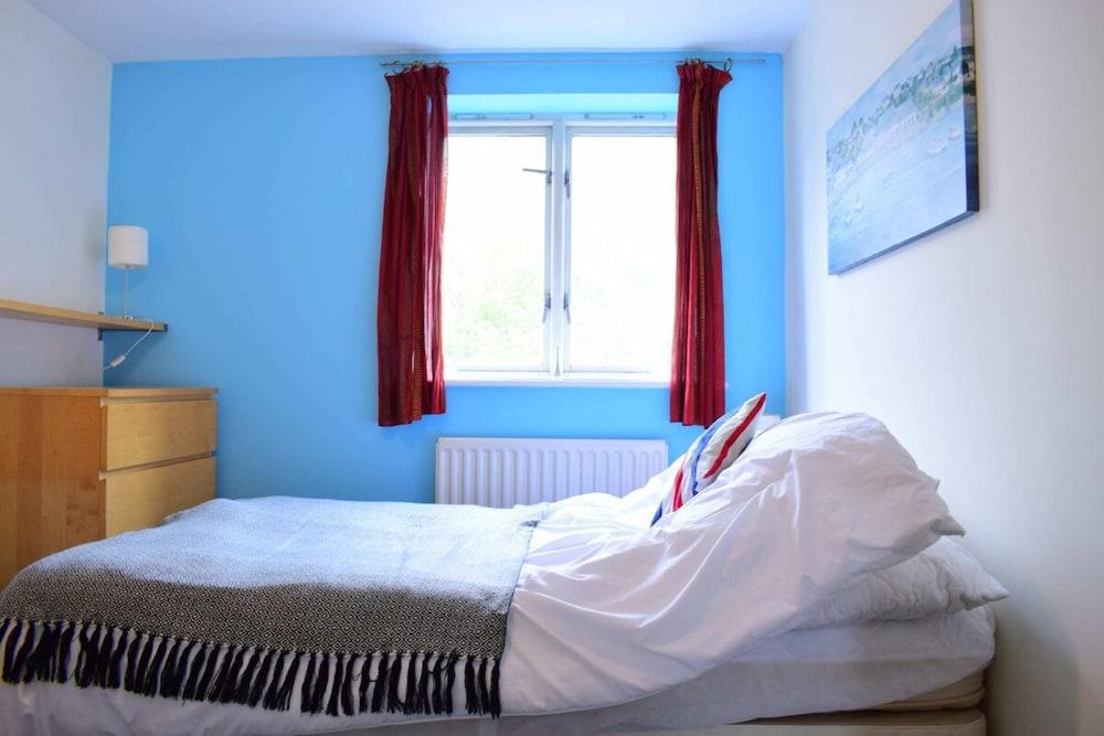 Bright 4 Bed Flat in Stepney Green