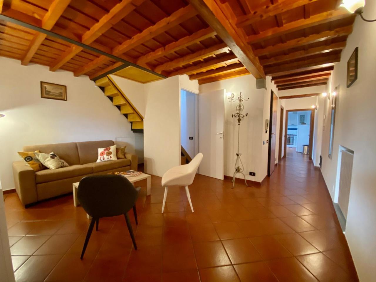 Cozy 4th And Top Floor Apartment 2