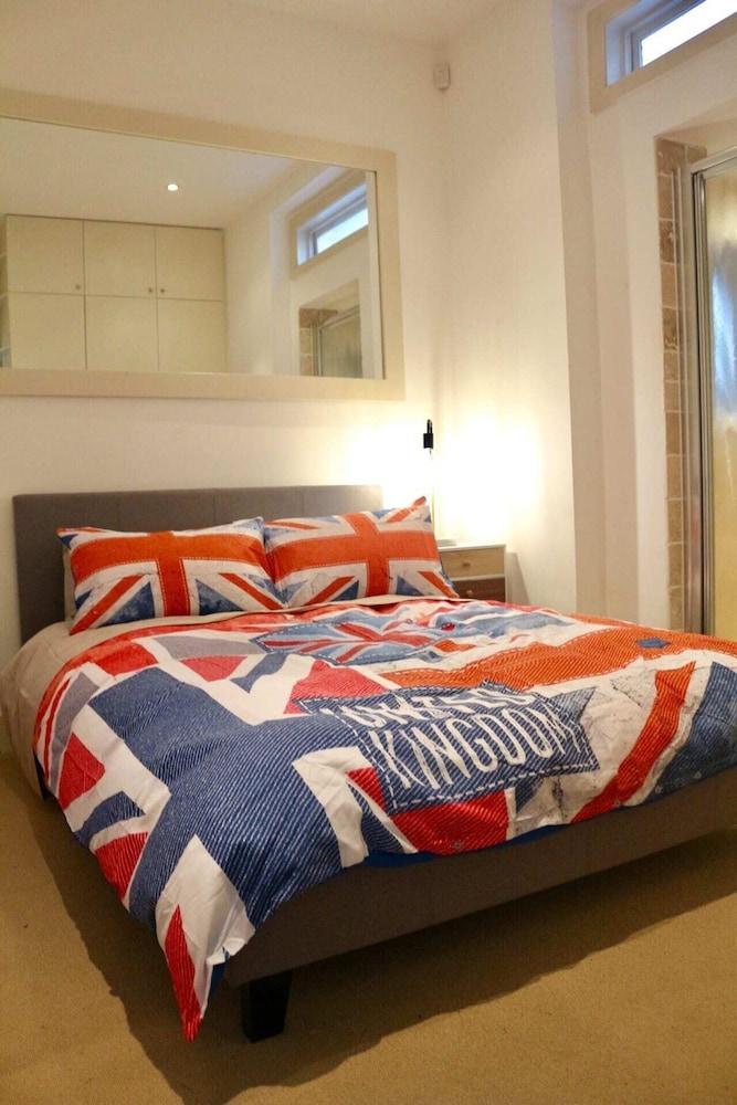 Pleasant, Intimate Flat with Backyard in Battersea