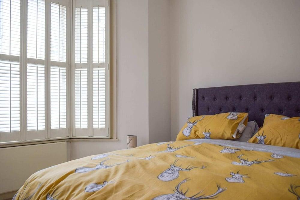 Pleasant, Intimate Flat with Backyard in Battersea 2