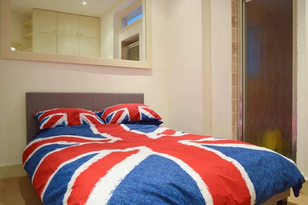 Pleasant, Intimate Flat with Backyard in Battersea 1