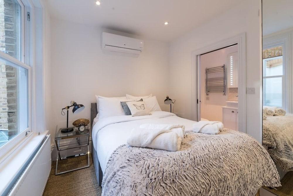 Luxury 2 Bed Apartment with Sw Facing Terrace 1