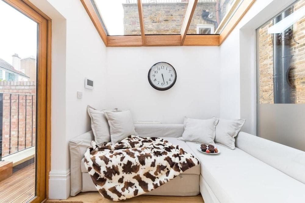Luxury 2 Bed Apartment with Sw Facing Terrace 2