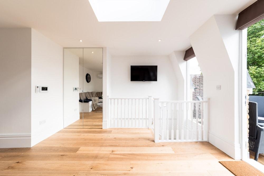 Luxury Flat with Sw Balcony in Fulham Broadway 1