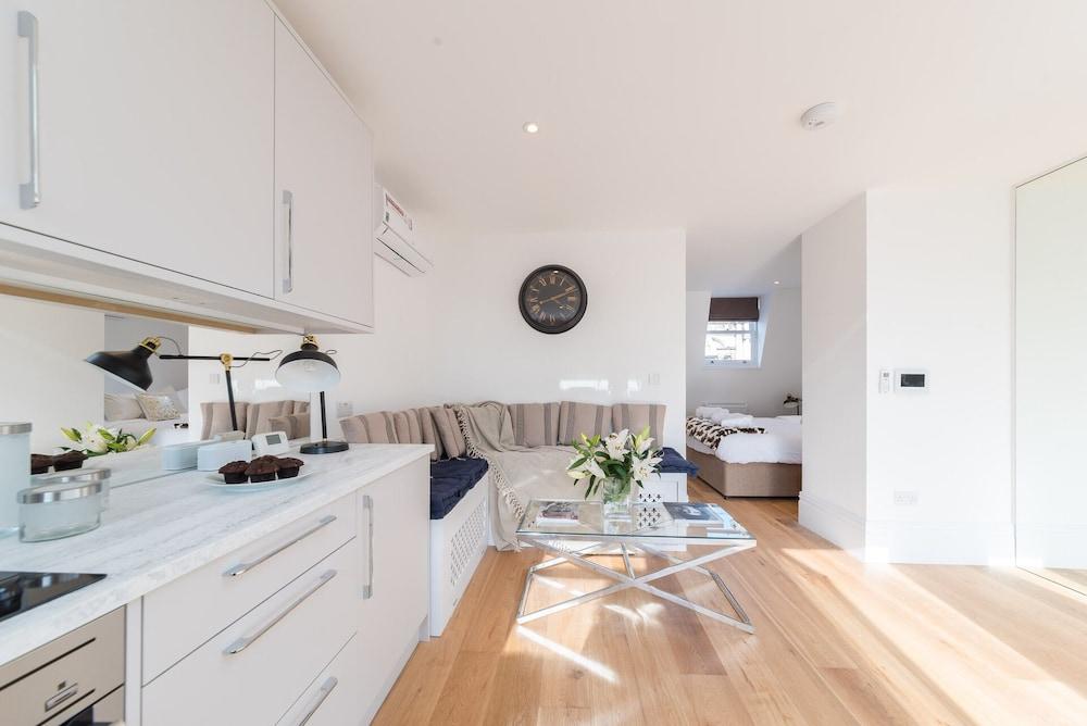 Luxury Flat with Sw Balcony in Fulham Broadway 2