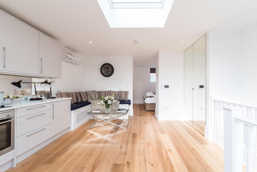 Luxury Flat with Sw Balcony in Fulham Broadway