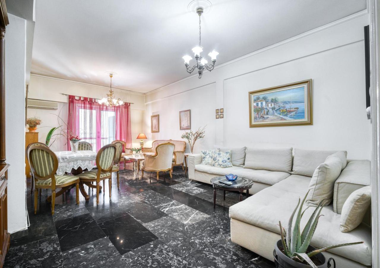 Spacious & Bright Apt Near Acropolis