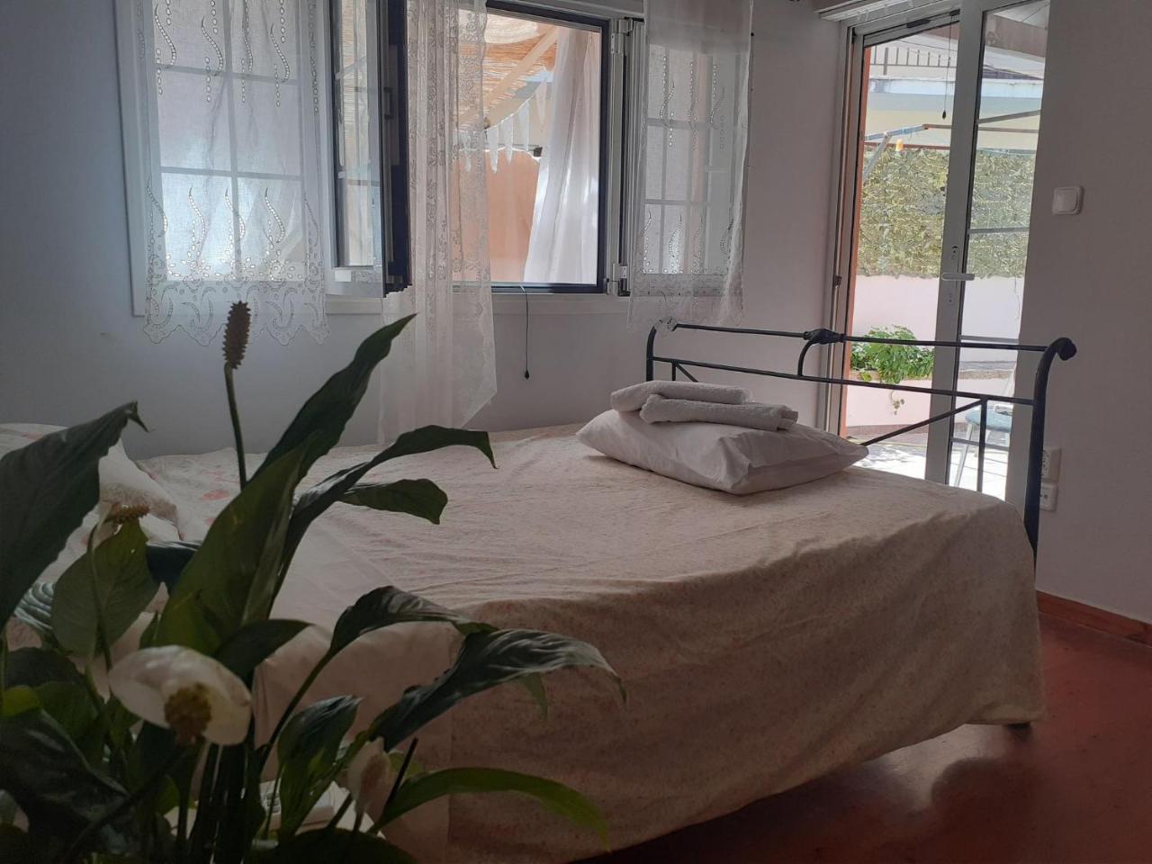 Jules Ensuite Guestroom with Private Garden