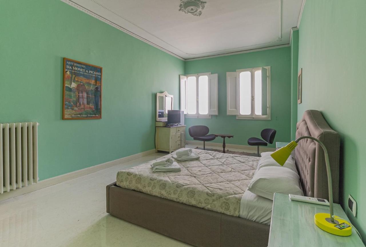 Spacious Three Bedroom Apartment on the Arno 1