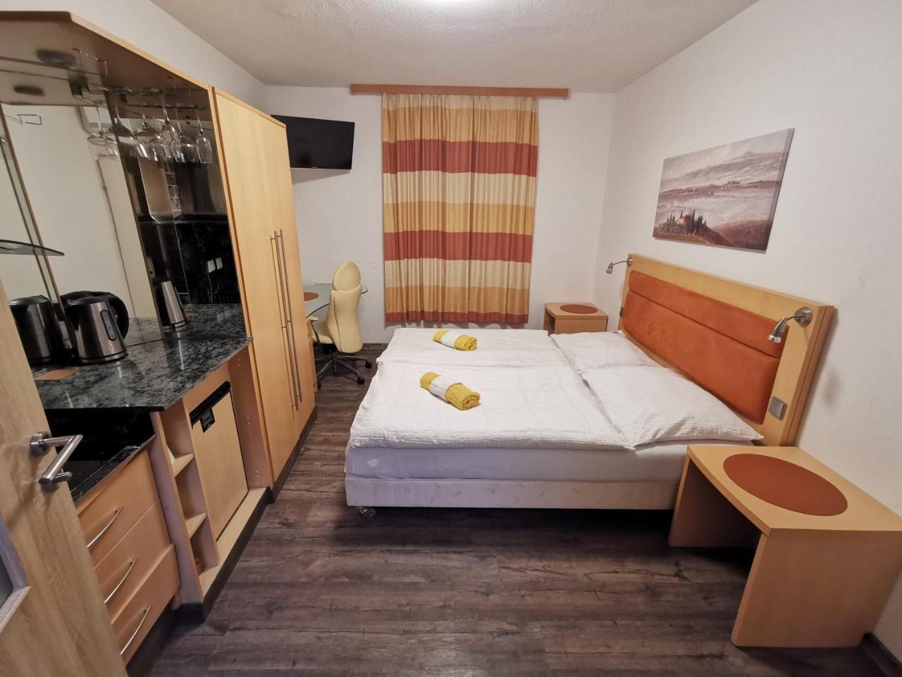 Chicken King's Rooms