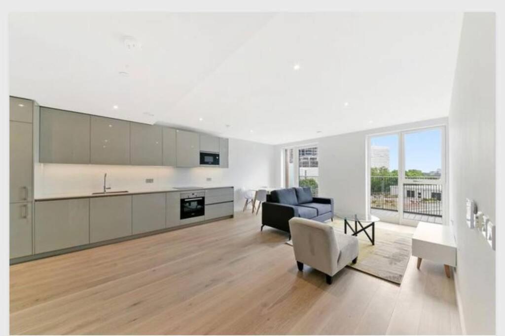 Spacious & Stylish 1 Bed London Apartment with Balcony 1