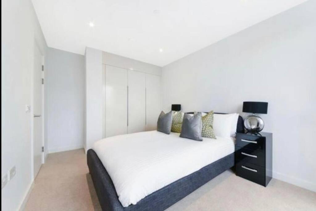 Spacious & Stylish 1 Bed London Apartment with Balcony 2