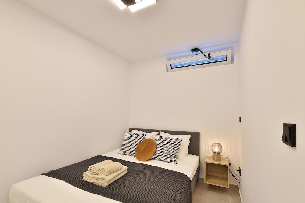 Phaedrus Living: City Center Luxury Flat Skoufa