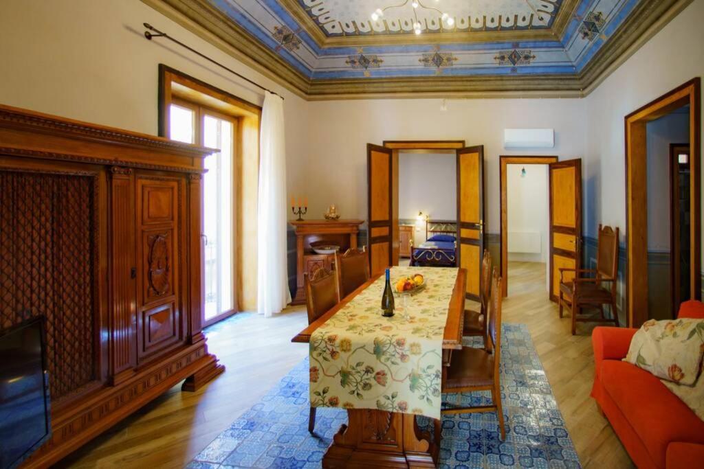 Piazza Duomo Palazzo Pirajno 1