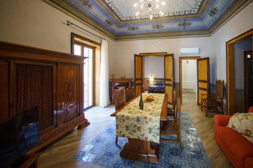 Piazza Duomo Palazzo Pirajno
